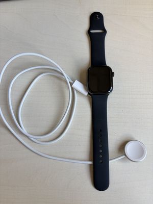 PB Apple Watch Series 10 Cellular 42mm Břidlicově šedý titan s černým sportovním řemínkem M/L