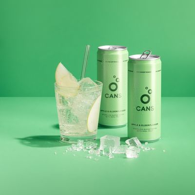 CANS Alpská perlivá voda s příchutí jablka a bezinky 330 ml