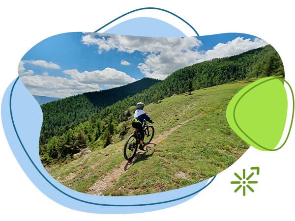 Offroad cyklista, ktorý ide cez kopcovitú krajinu