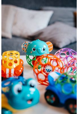 Oball Hračka autíčko Rattle&Roll™, červené 3m+