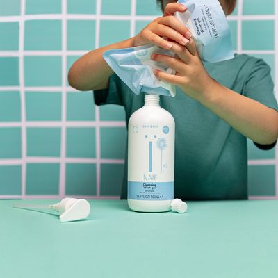 NAÏF Čisticí a mycí gel pro děti a miminka - náhradní náplň 500 ml