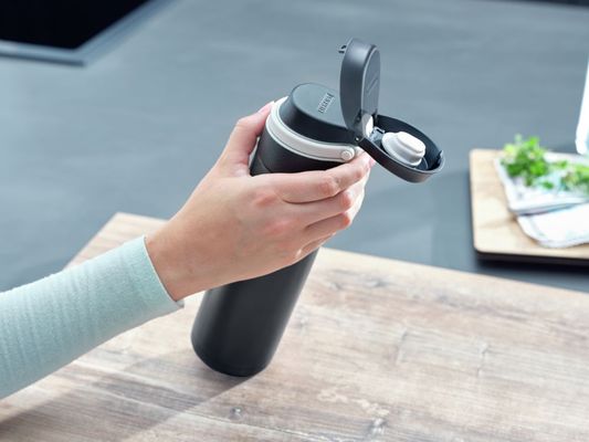 Leifheit Termoska se šikovným uzávěrem - černá 600 ml