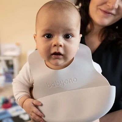 BabyOno Bryndák měkký plastový s kapsou bez BPA grey 6m+