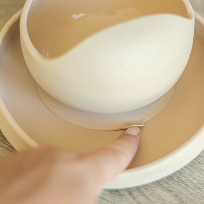 Petite&Mars Set jídelní silikonový TAKE&MATCH talíř + příbor Deset Sand 6m+ 2 ks