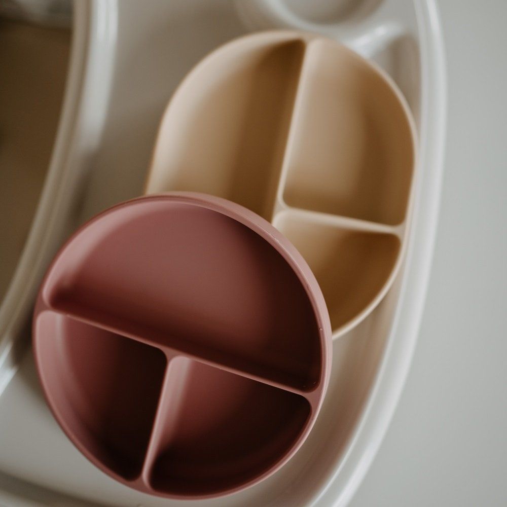 Petite&Mars Talířek silikonový dělící kulatý Take&Match Desert Sand 6m+