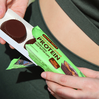Nutry Nuts Proteinové košíčky - hořká čokoláda s arašídovým máslem 2 x 21 g