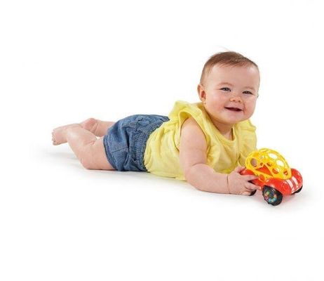 Oball Hračka autíčko Rattle&Roll™, červené 3m+