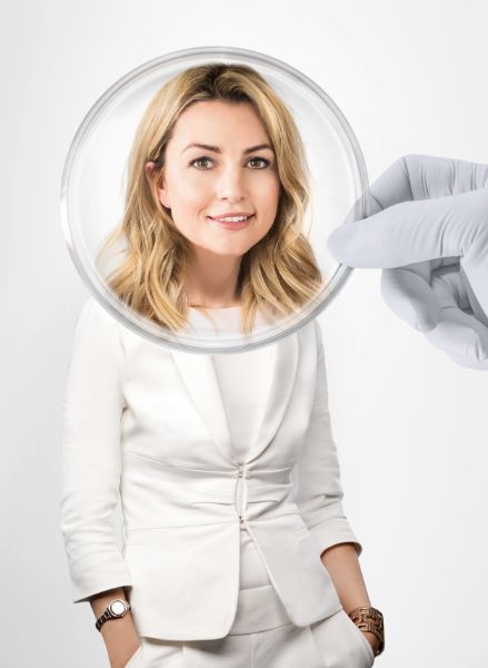 žena pod lupou