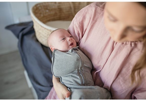 Sleepee Zavinovačka First Step Swaddle s čepičkou zdarma Eukalyptus