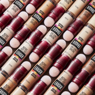 Maybelline New York Instant Age Rewind tekutý korektor pro zakrytí kruhů pod očima s pěnovým aplikátorem 02 Nude