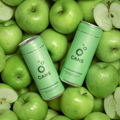CANS Alpská perlivá voda s příchutí jablka a bezinky 330 ml