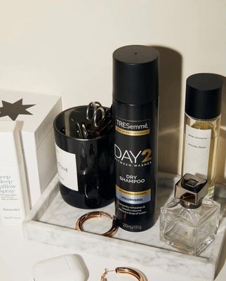 TreSemmé Day2 Volumising Suchý šampon na vlasy 250 ml