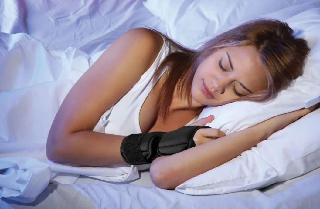 Mueller Adjustable Night Wrist Brace Ortéza na zápěstí, na noc 22 cm